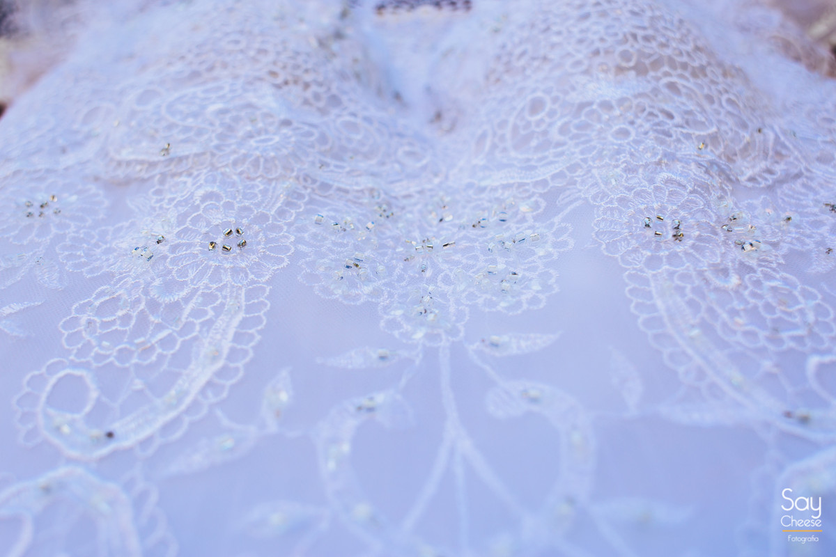 detalhe da renda no vestido da noiva em casamento no campo ao ar livre fotografado por Say Cheese Fotografia