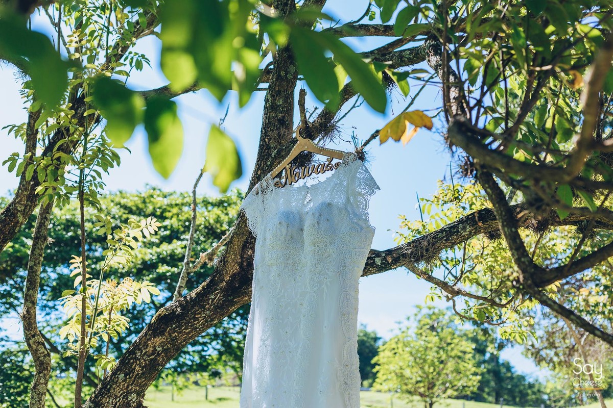 vestido da noiva ao ar livre em casamento no campo ao ar livre fotografado por Say Cheese Fotografia