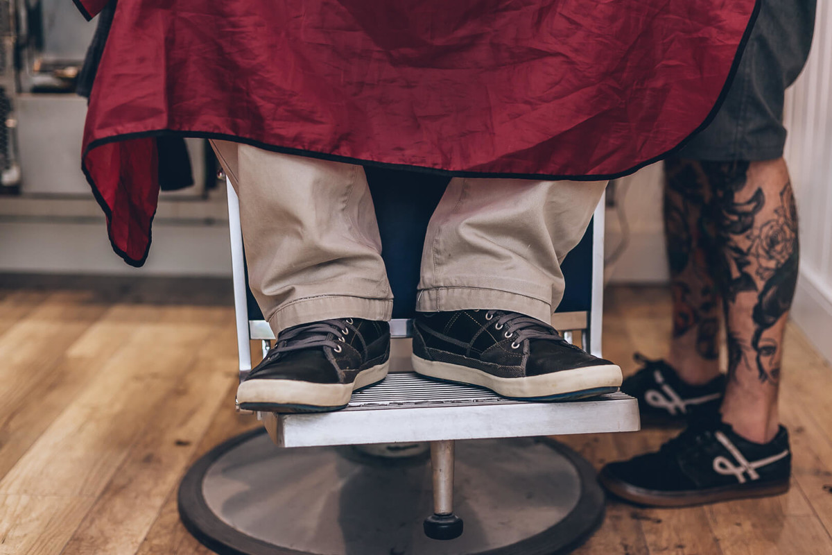 noivo se arrumando em seu making of em barbearia fotografado por Say Cheese Fotografia