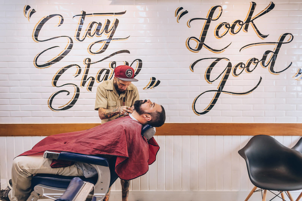 noivo fazendo a barba em seu making of em barbearia fotografado por Say Cheese Fotografia