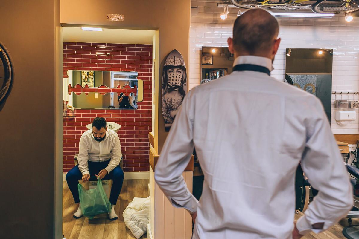 noivo em seu making of em barbearia fotografado por Say Cheese Fotografia