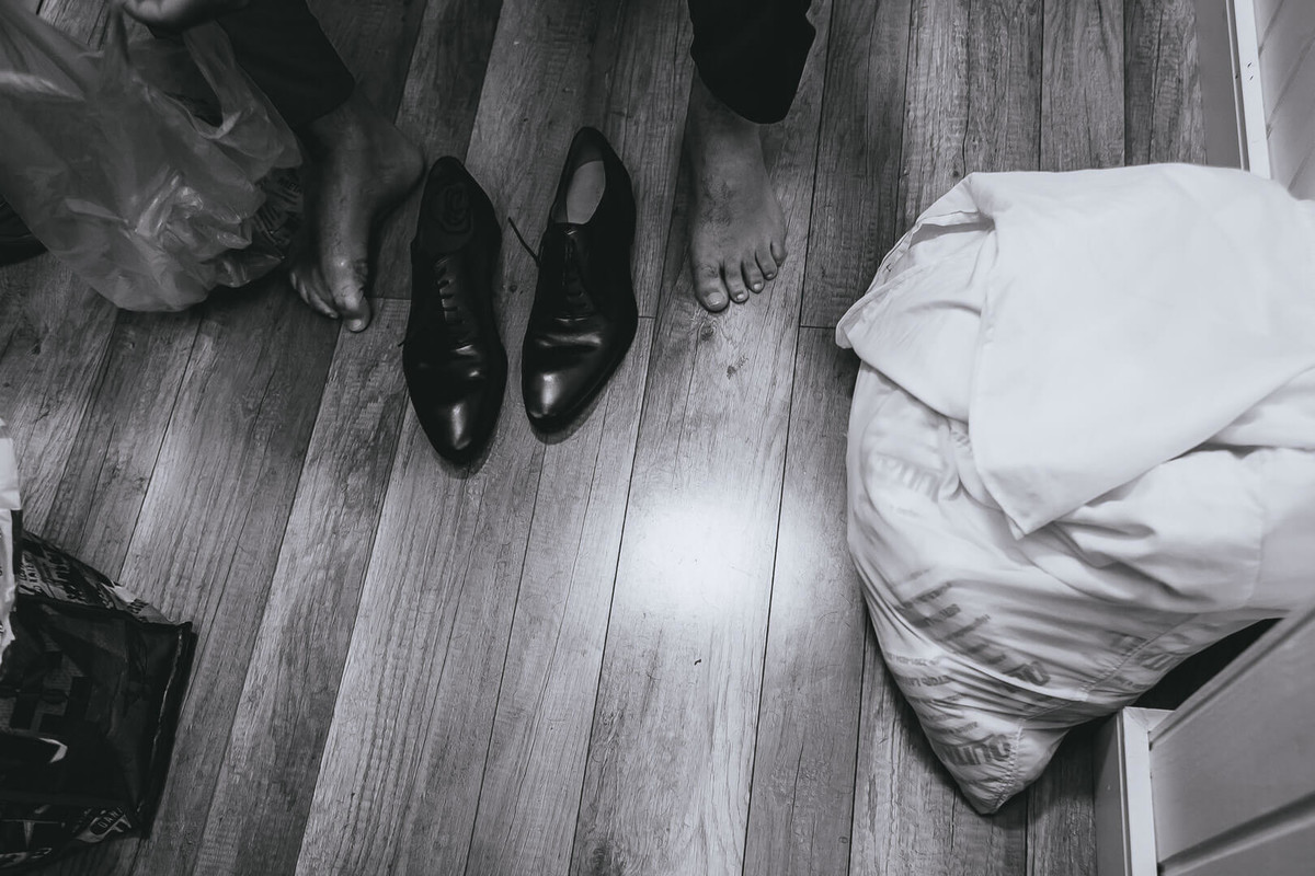 noivo colocando os sapatos em seu making of em barbearia fotografado por Say Cheese Fotografia