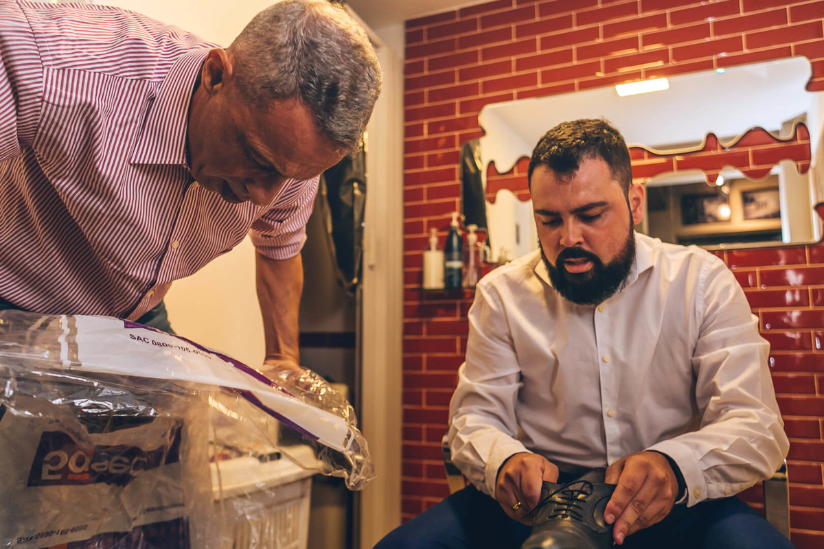 noivo se arrumando em seu making of em barbearia fotografado por Say Cheese Fotografia