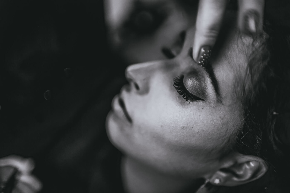 Detalhe da maquiagem da noiva em seu making of em salão de beleza fotografado por Say Cheese Fotografia