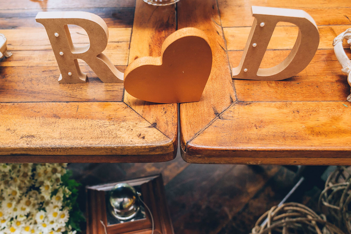 Decoração da mesa do bolo e letras em MDF com iniciais dos noivos em casamento fotografado por Say Cheese Fotografia