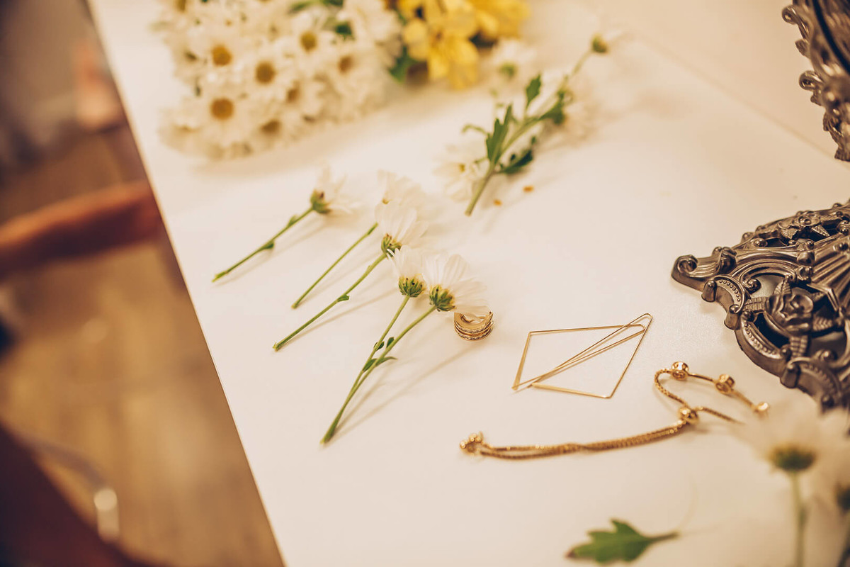 Brincos e flores da noiva em seu making of  em salão de beleza fotografado por Say Cheese Fotografia