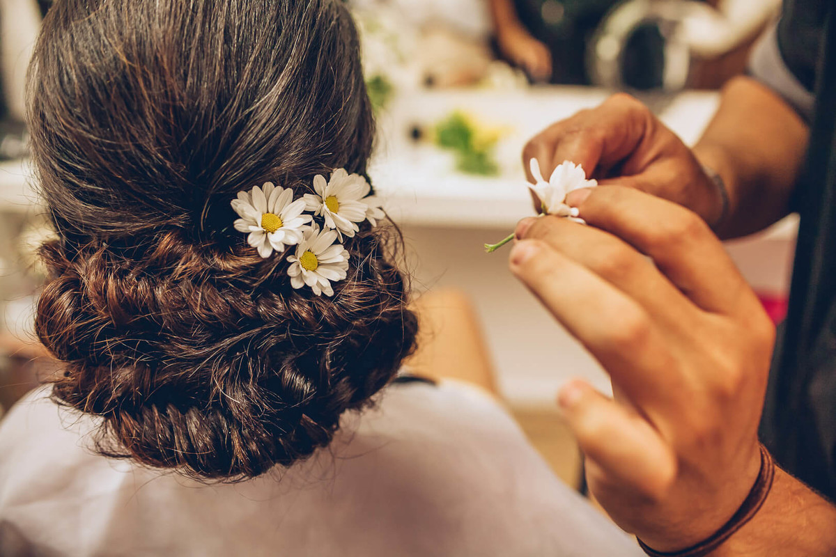 Penteado da noiva com flores em Making Of fotografado por Say Cheese Fotografia