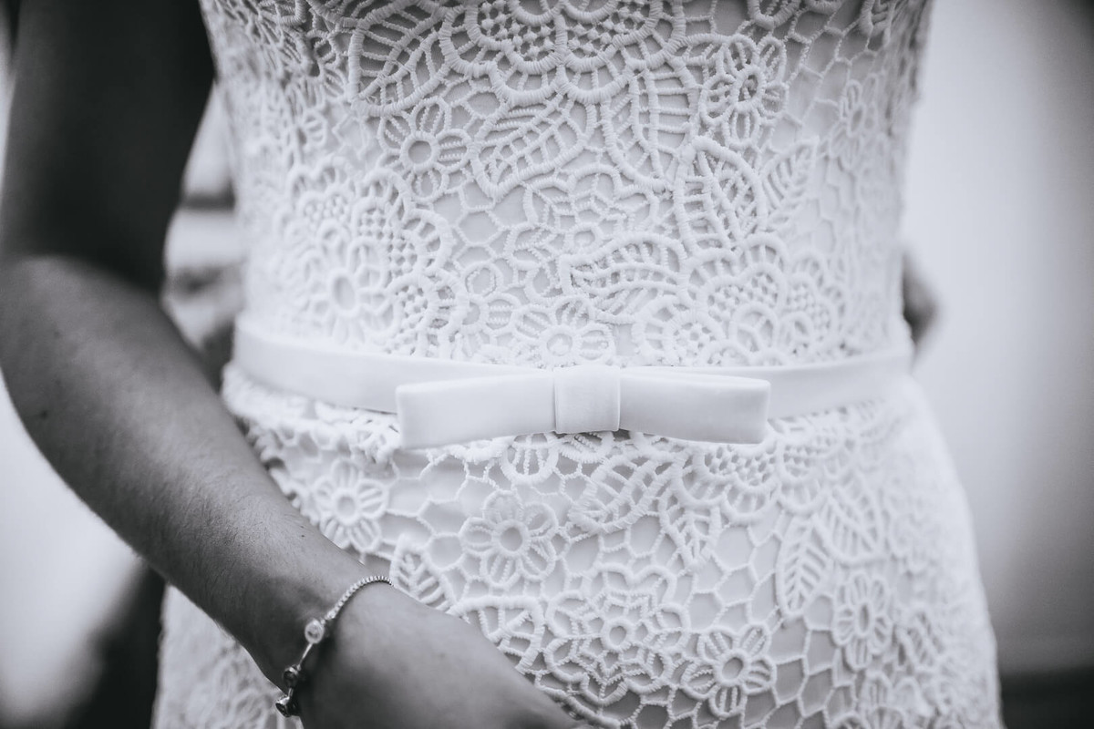 Detalhe do vestido de noiva de renda fotografado por Say Cheese Fotografia