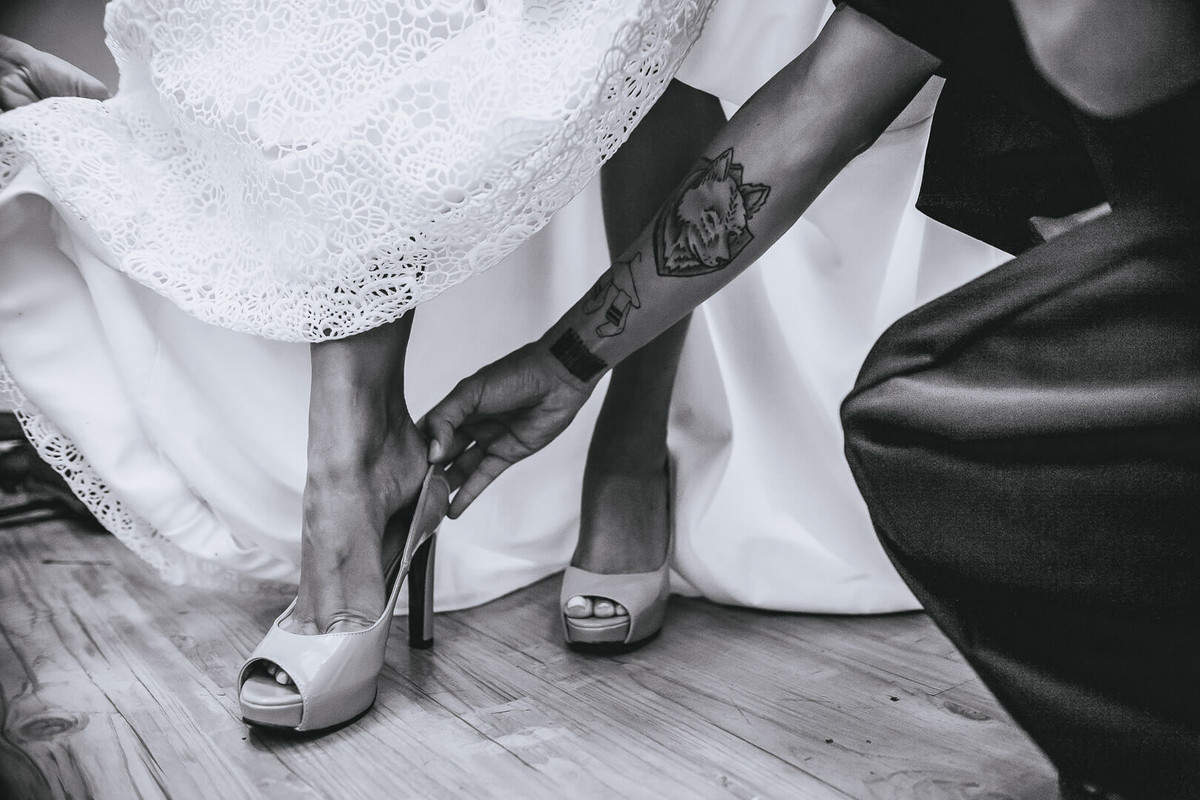 Sapato da noiva sendo colocado em seu making of fotografado por Say Cheese Fotografia