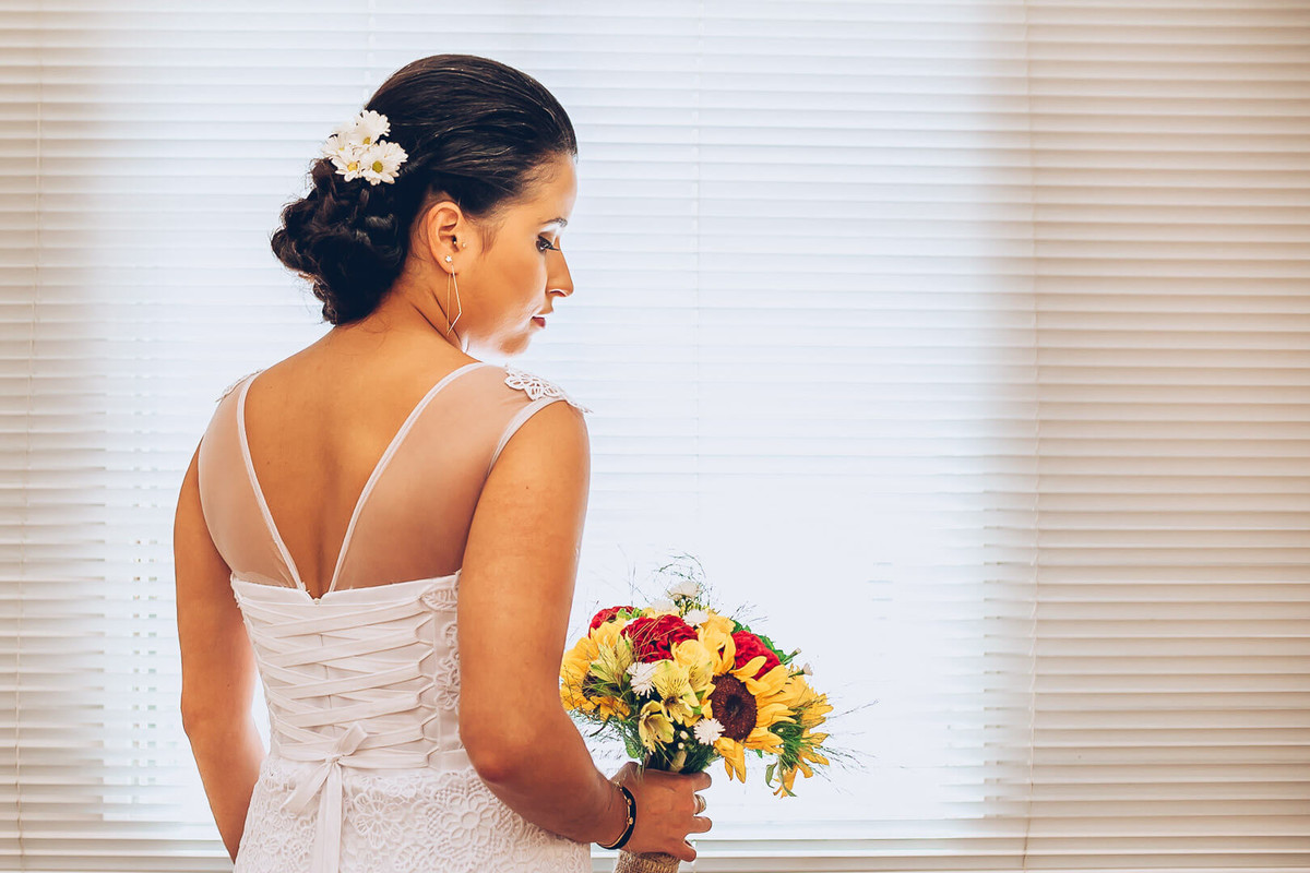 Detalhe nas costas do vestido de renda da noiva em seu making of fotografado por Say Cheese Fotografia