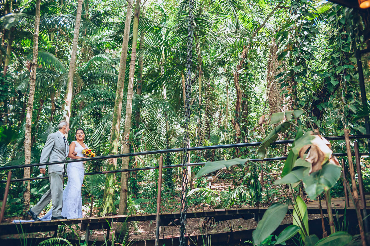 Entrada da noiva em casamento na natureza fotografado por Say Cheese Fotografia