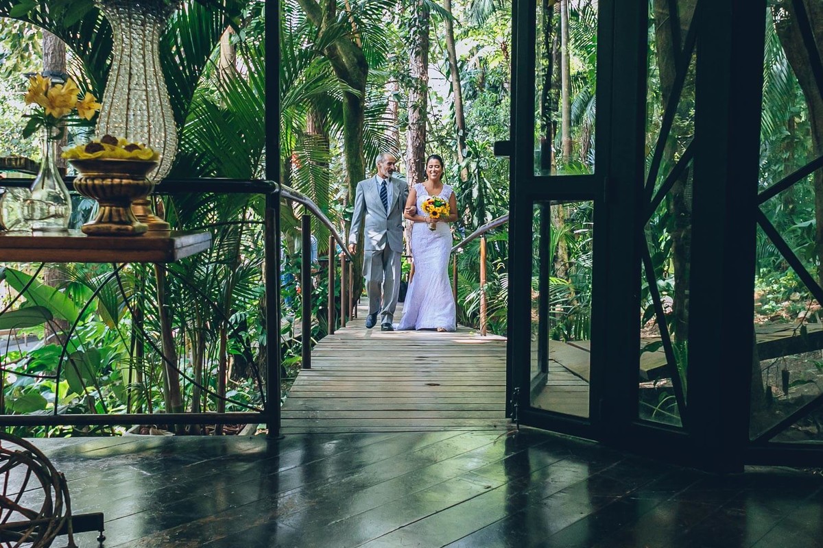 Entrada da noiva para cerimônia ecumênica em casamento fotografado por Say Cheese Fotografia