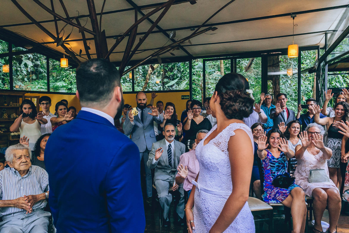 Convidados abençoando noivos em casamento fotografado por Say Cheese Fotografia