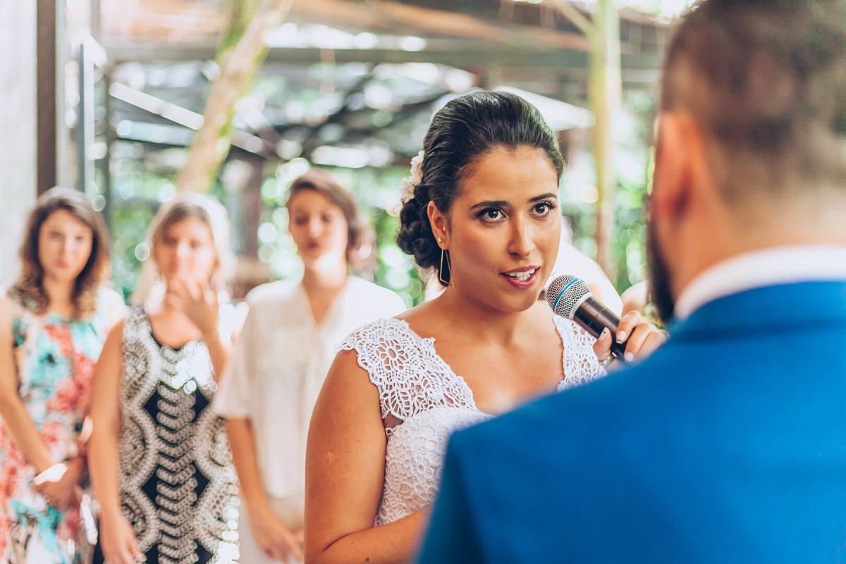 Noiva lendo seus votos para o noivo em casamento fotografado por Say Cheese Fotografia