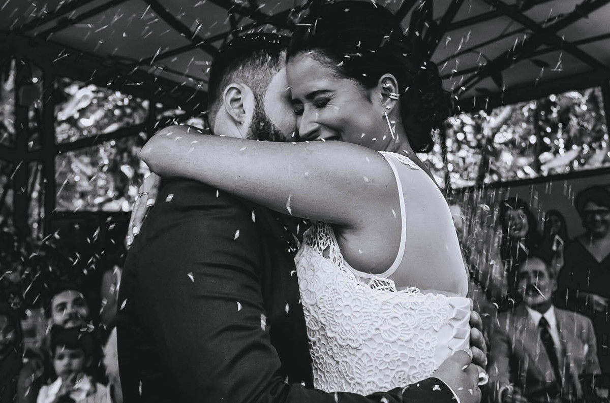 Chuva de arroz em casamento fotografado por Say Cheese Fotografia