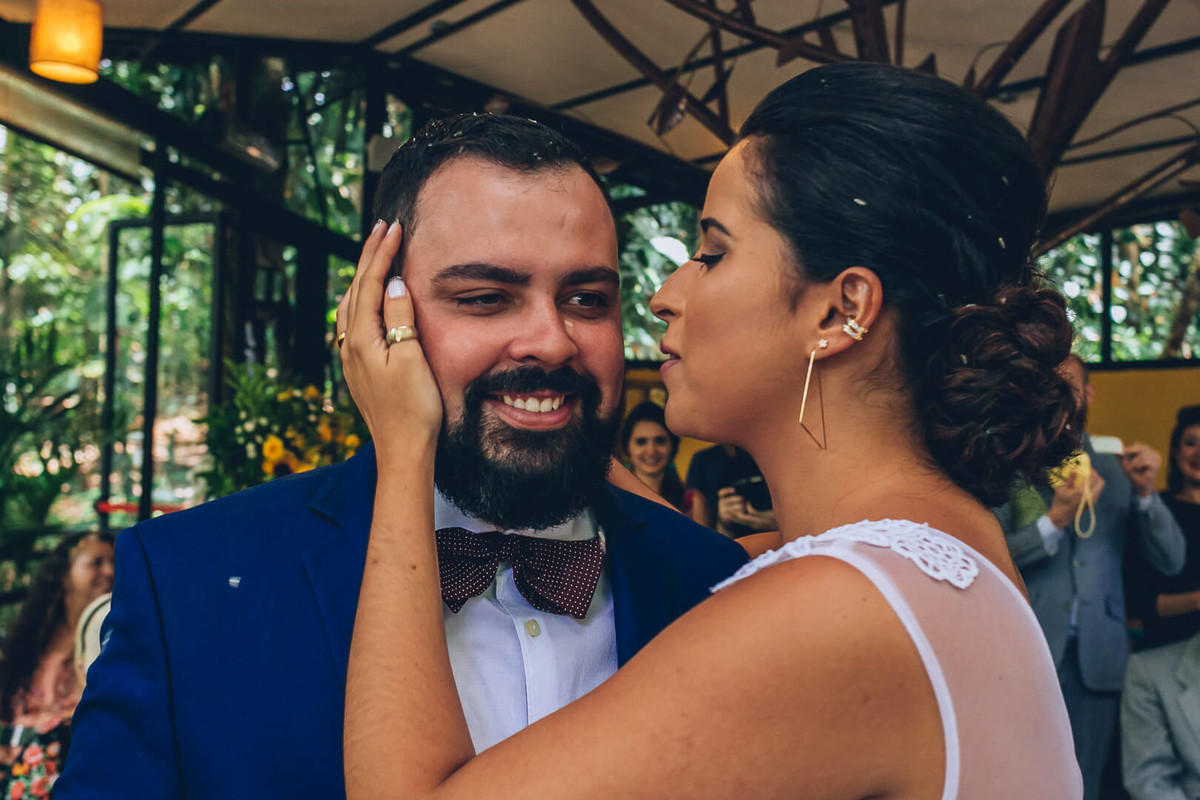 Noivos se beijando após chuva de arroz em casamento fotografado por Say Cheese Fotografia