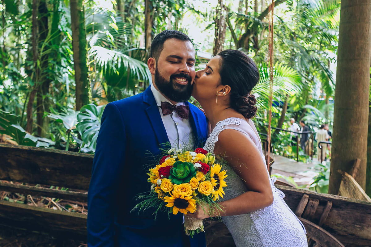 Noiva beijando rosto do noivo em ensaio após cerimônia em casamento fotografado por Say Cheese Fotografia