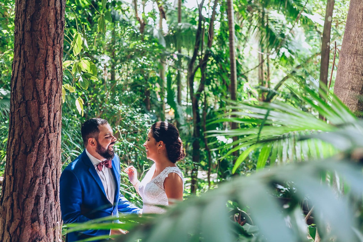 Noivos se divertindo em ensaio na natureza em casamento fotografado por Say Cheese Fotografia