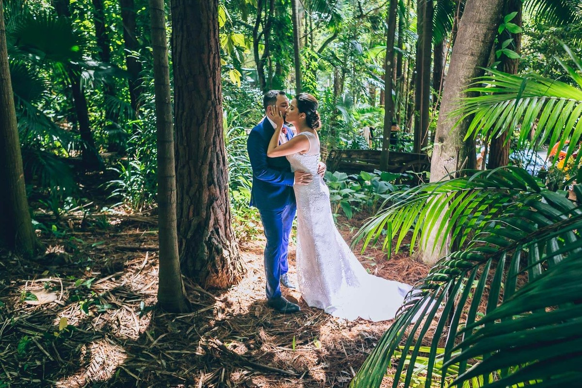 Beijo dos noivos em meio à natureza em casamento fotografado por Say Cheese Fotografia