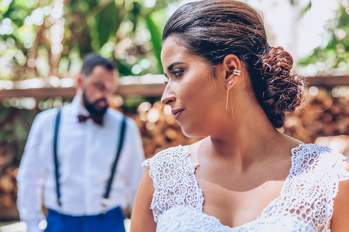 Noivos posando para ensaio após o casamento fotografado por Say Cheese Fotografia