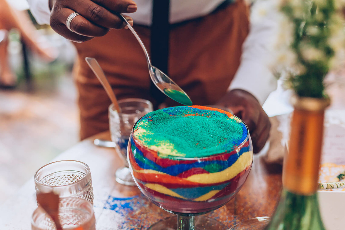 Convidados montando lembrança com areias em casamento fotografado por Say Cheese Fotografia