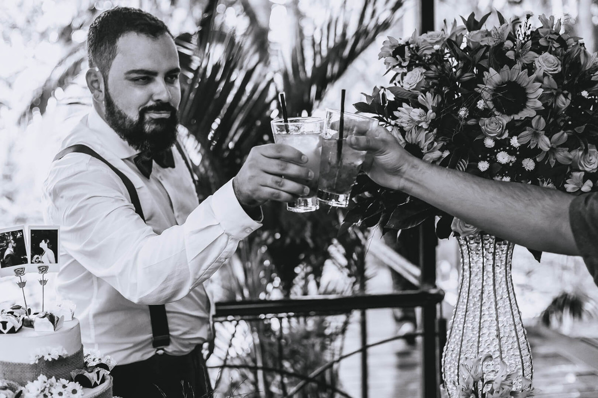 Noivo brindando em casamento fotografado por Say Cheese Fotografia