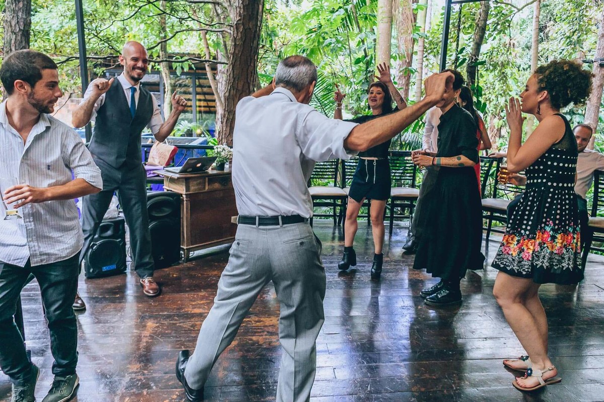 Convidados dançando em casamento fotografado por Say Cheese Fotografia