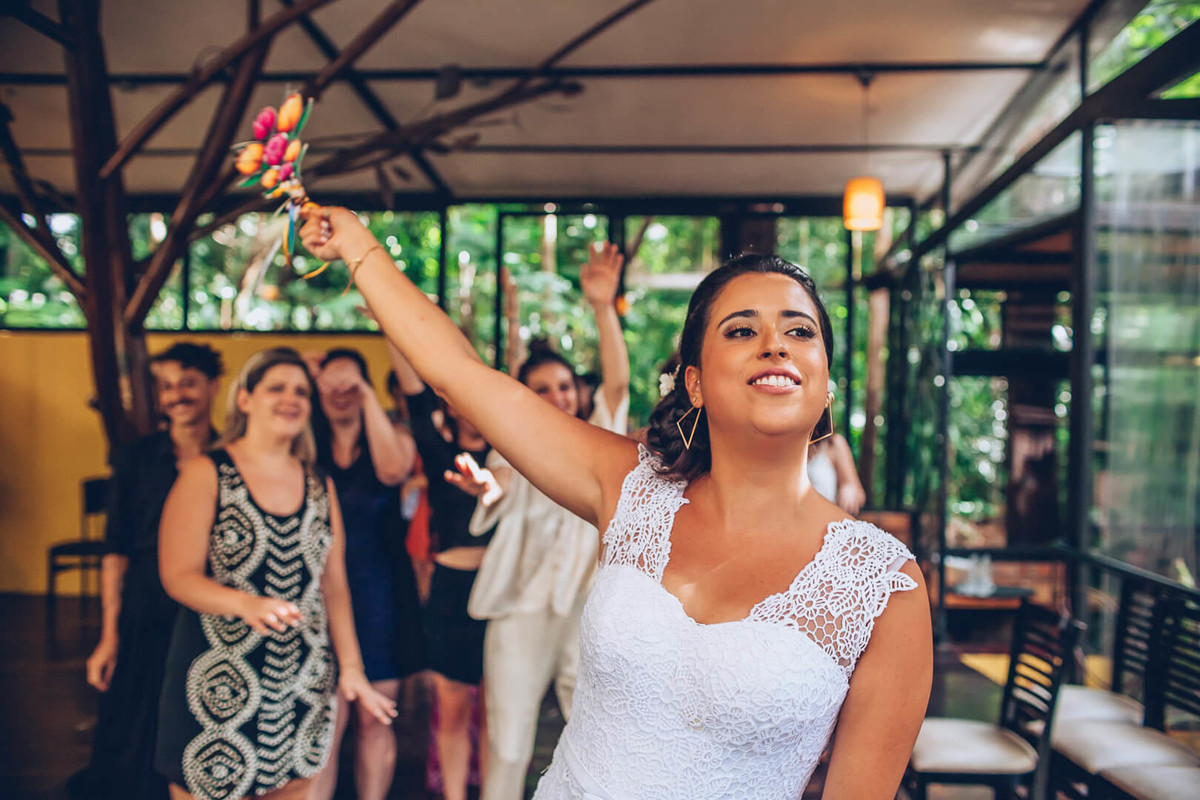 Noiva jogando buquê fake em casamento fotografado por Say Cheese Fotografia
