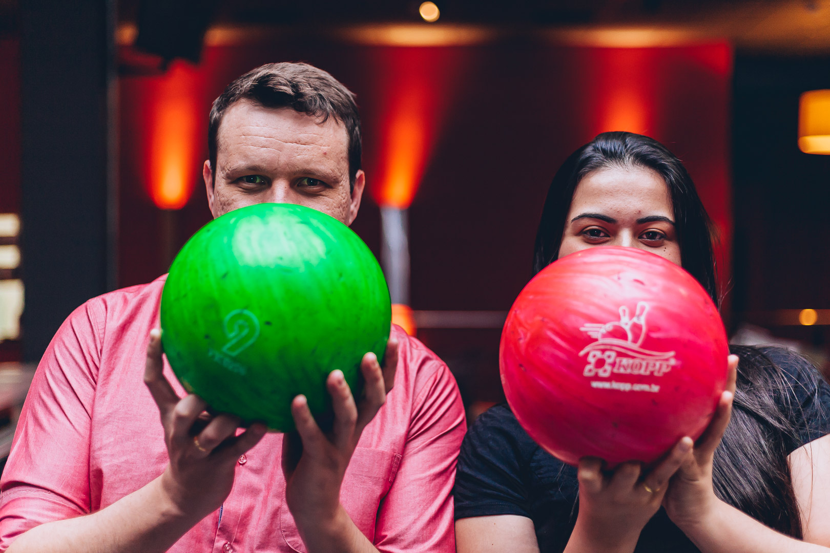 noivos posando com bolas de boliche em ensaio pré-wedding fotografado por Say Cheese Fotografia