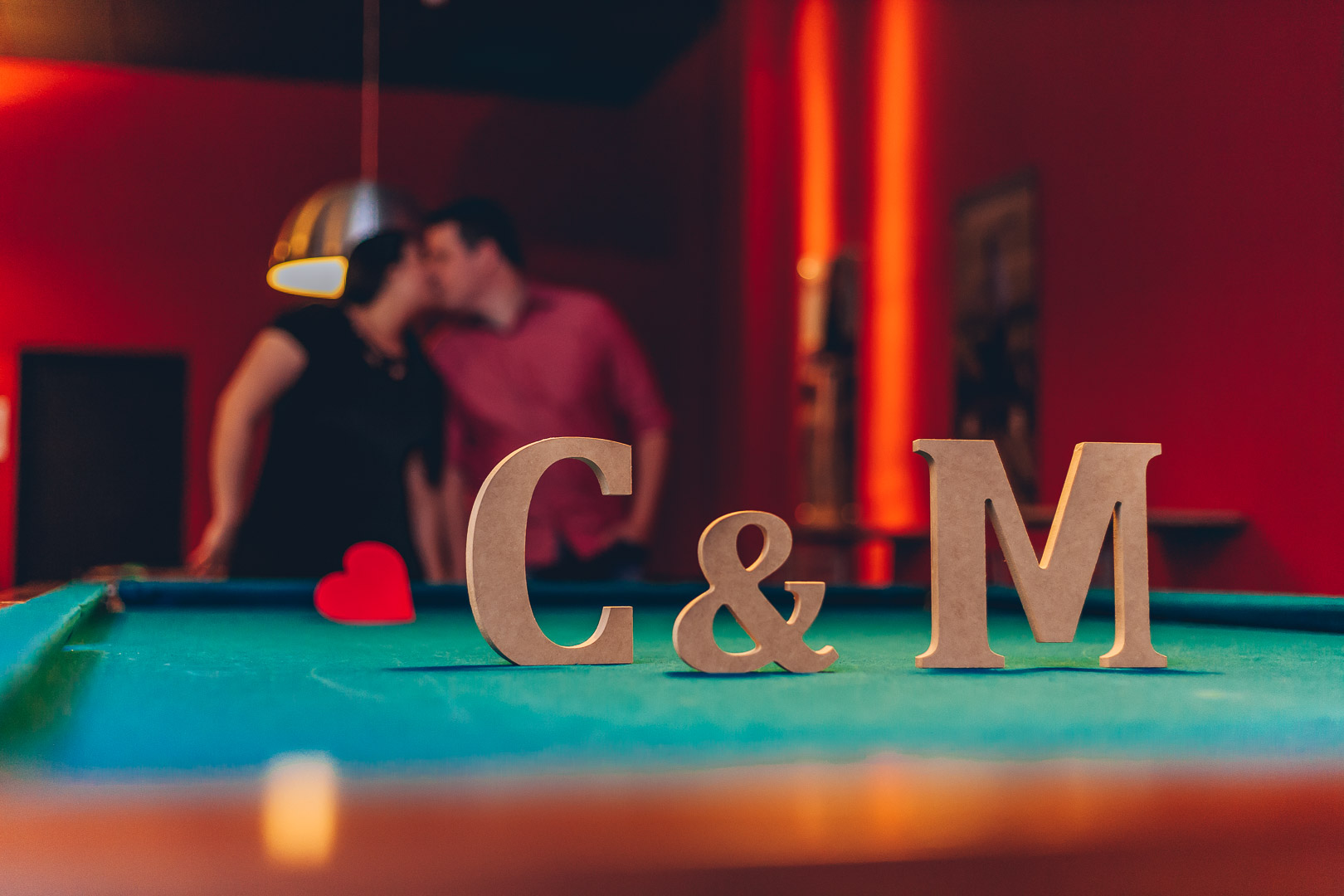 letras iniciais de mdf em ensaio pré-wedding fotografado por Say Cheese Fotografia