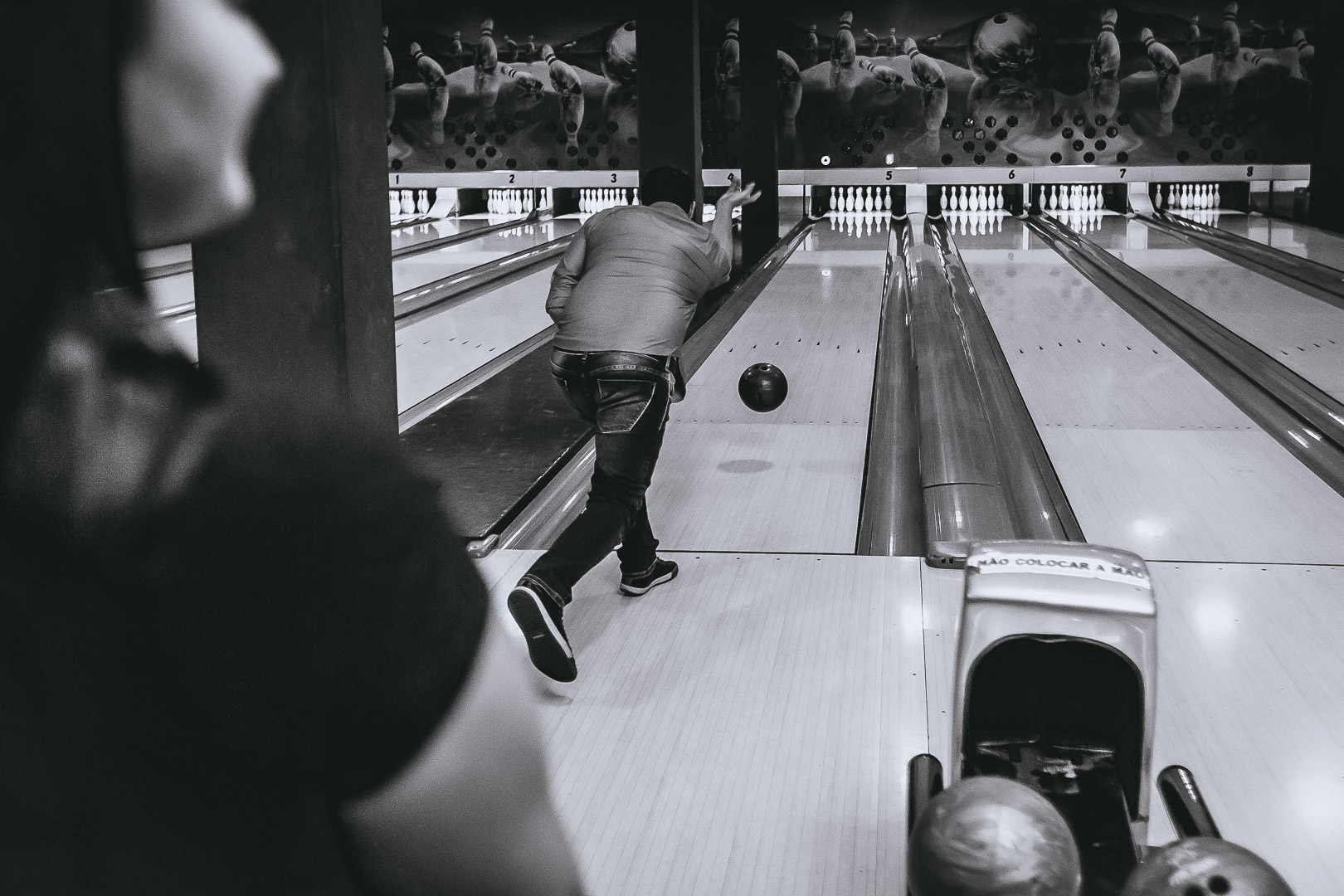 noivo jogando boliche em ensaio pré-wedding fotografado por Say Cheese Fotografia