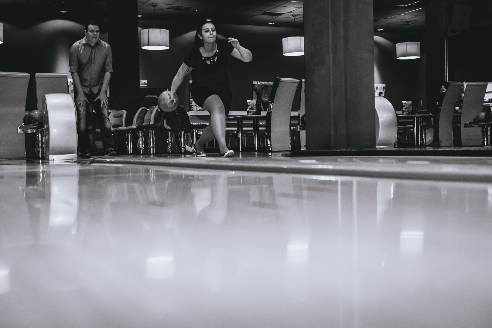 noiva jogando boliche em ensaio pré-wedding fotografado por Say Cheese Fotografia