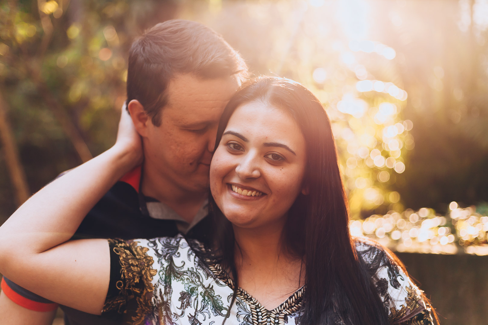 noivos abraçados em contraluz em ensaio pré-wedding fotografado por Say Cheese Fotografia