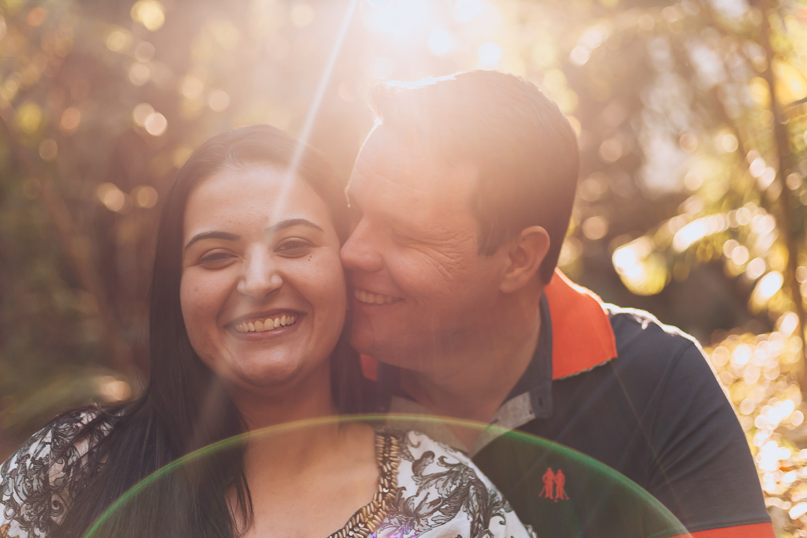 noivos em contraluz em parque em ensaio pré-wedding fotografado por Say Cheese Fotografia
