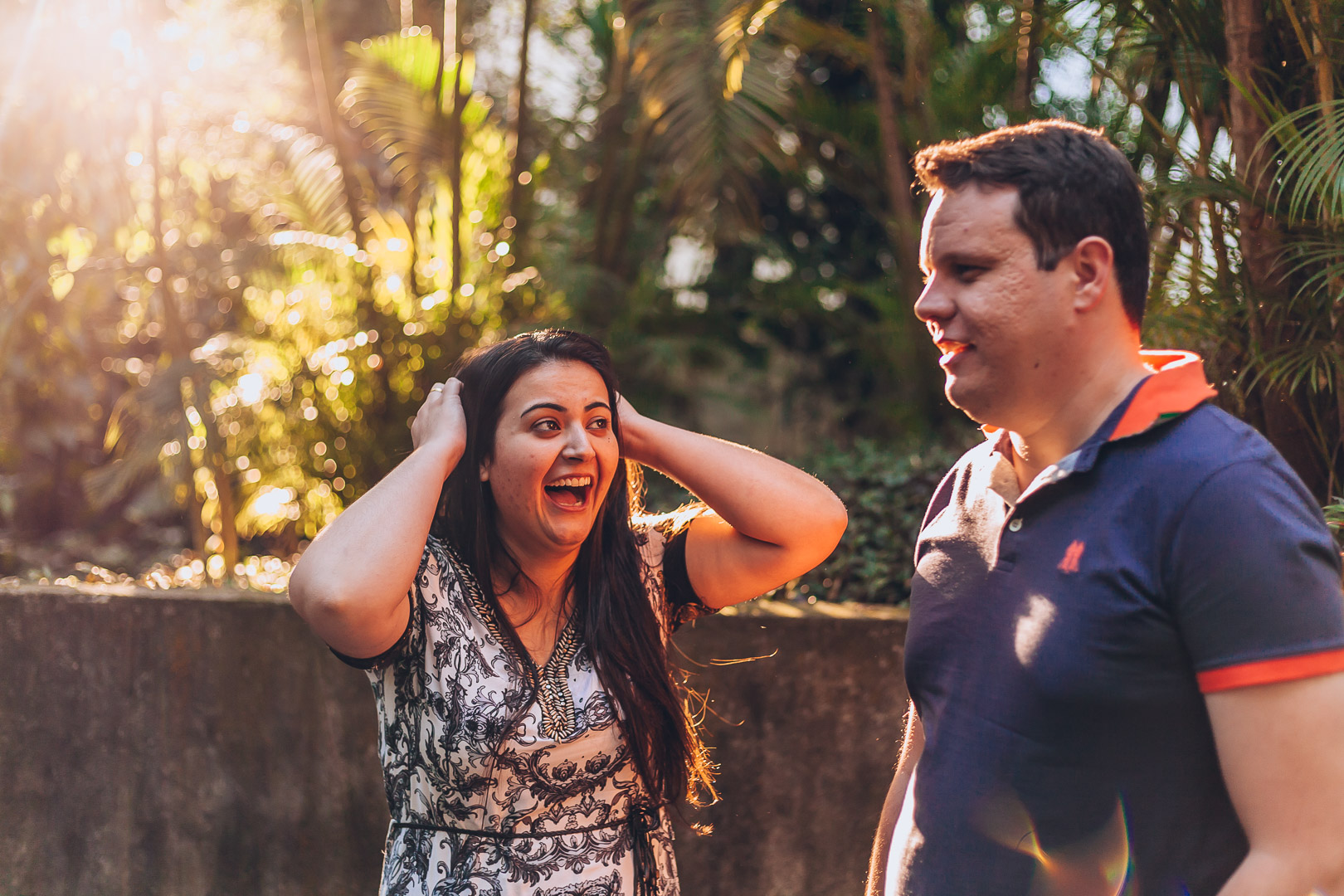 noiva gargalhando em ensaio pré-wedding fotografado por Say Cheese Fotografia