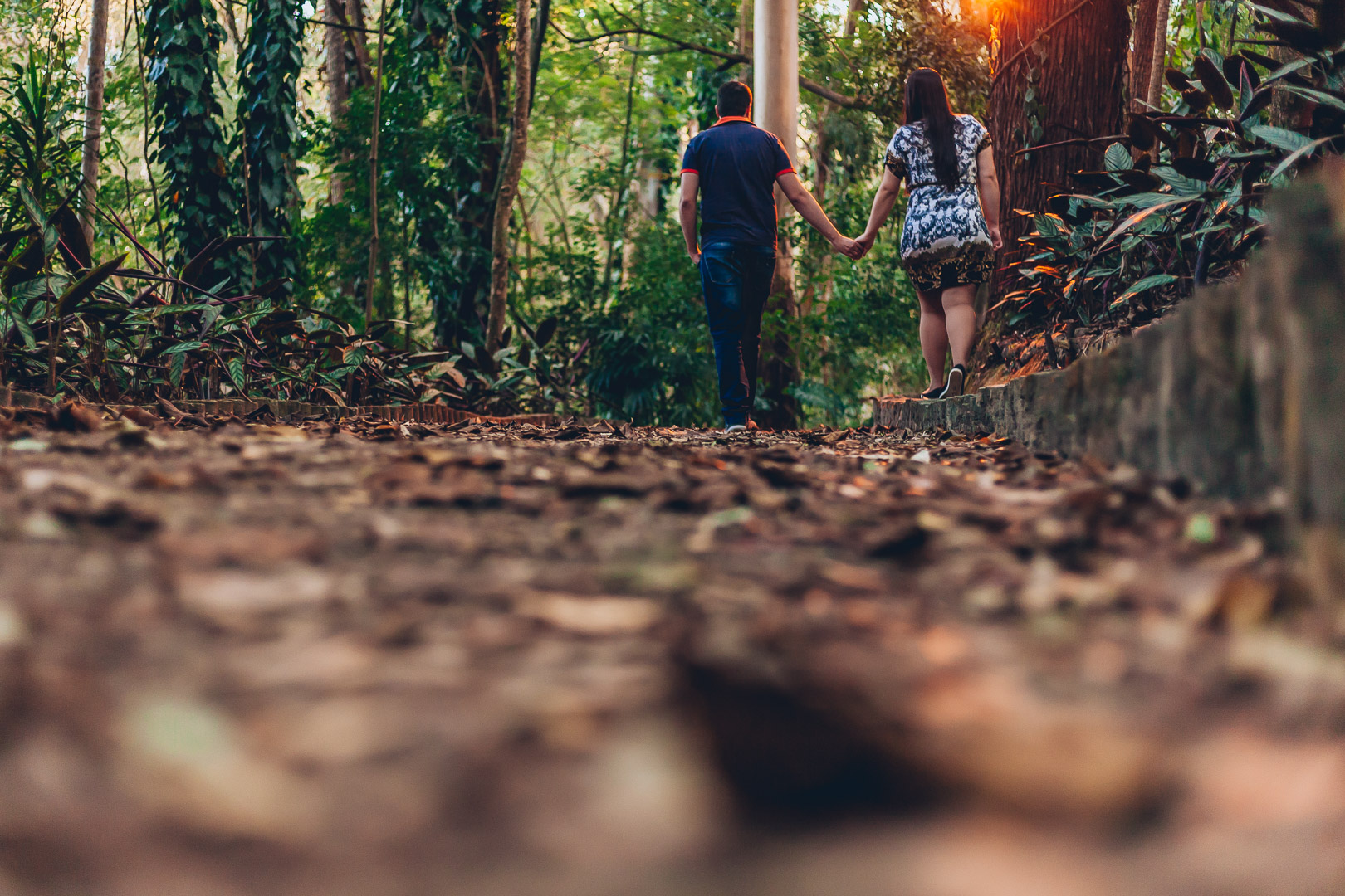 noivos caminhando em parque ao por do sol em ensaio pré-wedding fotografado por Say Cheese Fotografia
