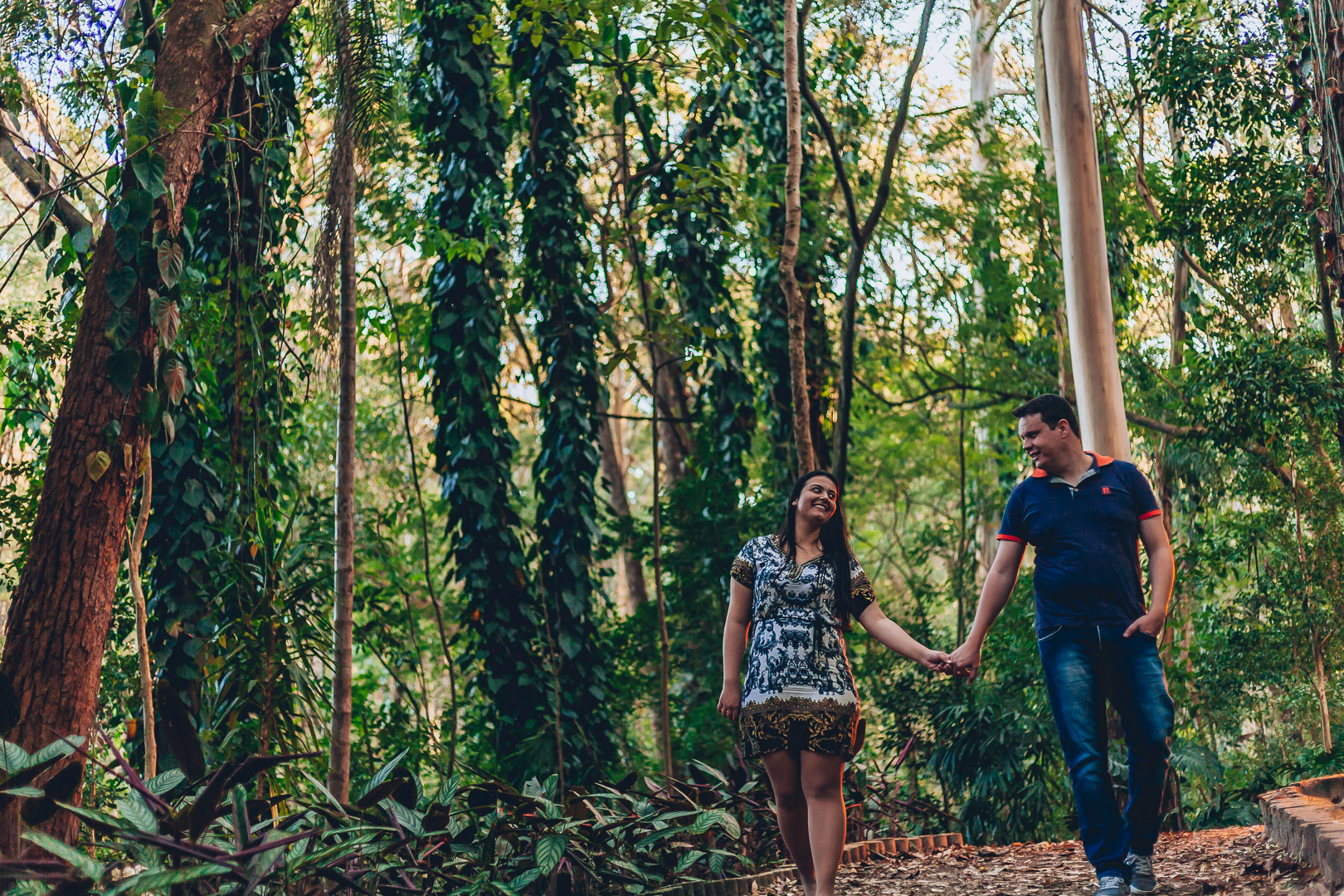 noiva conduzindo noivo em parque em ensaio pré-wedding fotografado por Say Cheese Fotografia