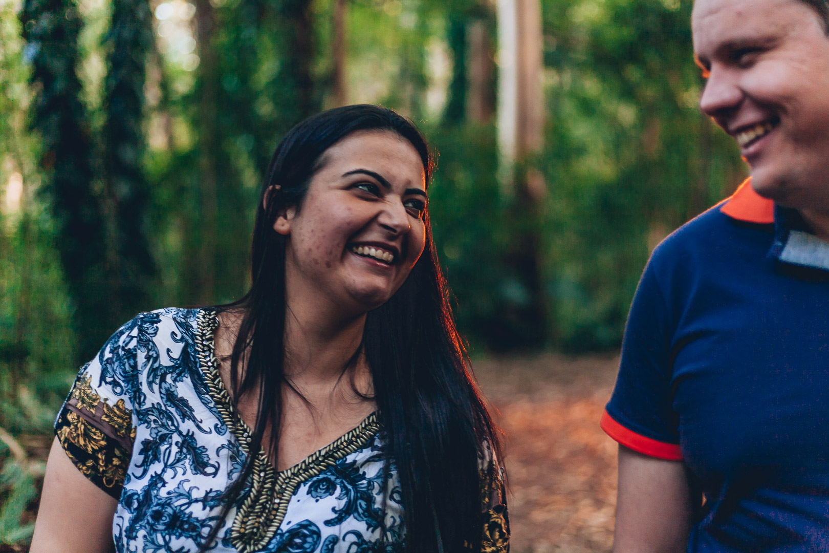 noivos caminhando e sorrindo em ensaio pré-wedding fotografado por Say Cheese Fotografia