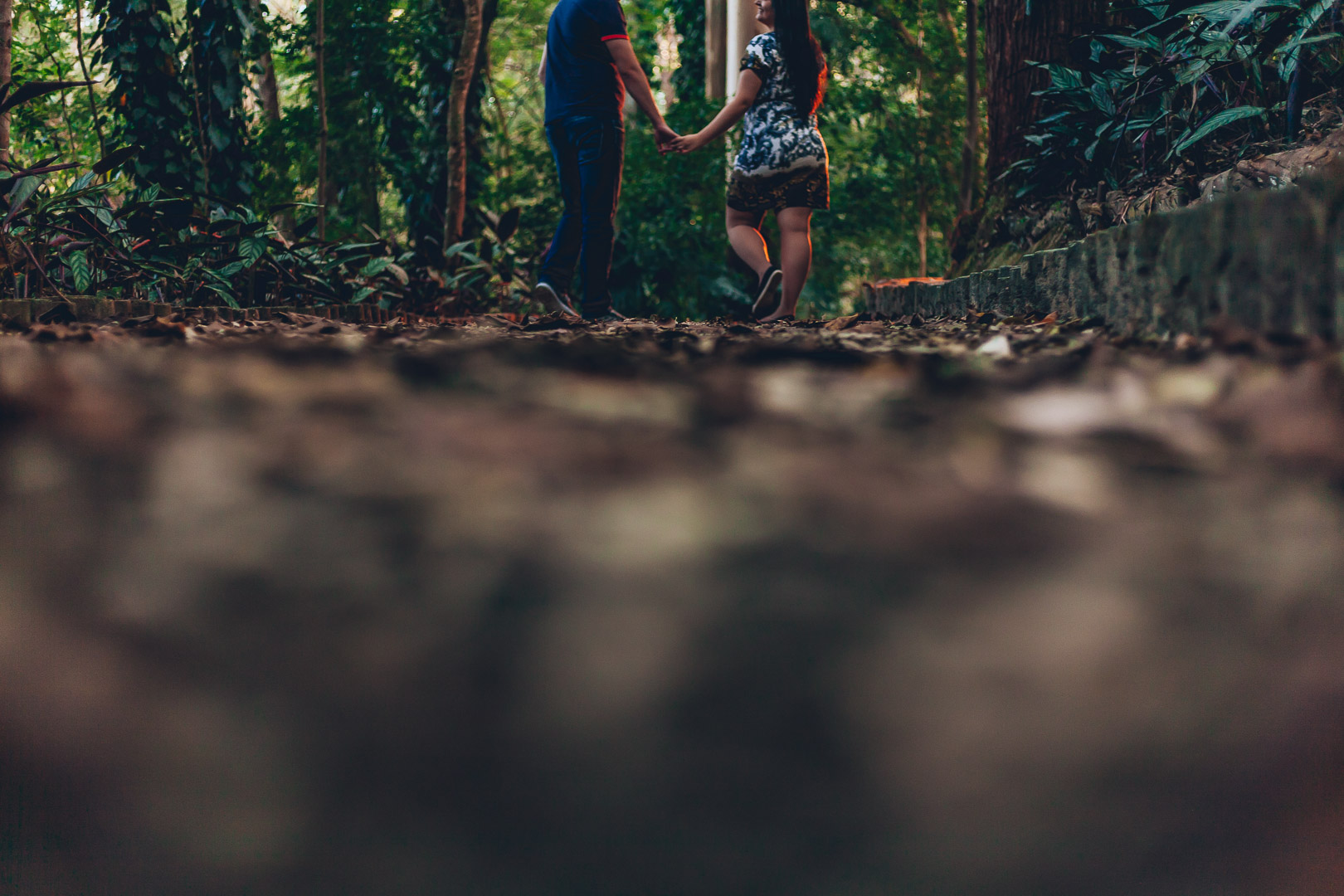 noivos caminhando ao por do sol em parque em ensaio pré-wedding fotografado por Say Cheese Fotografia
