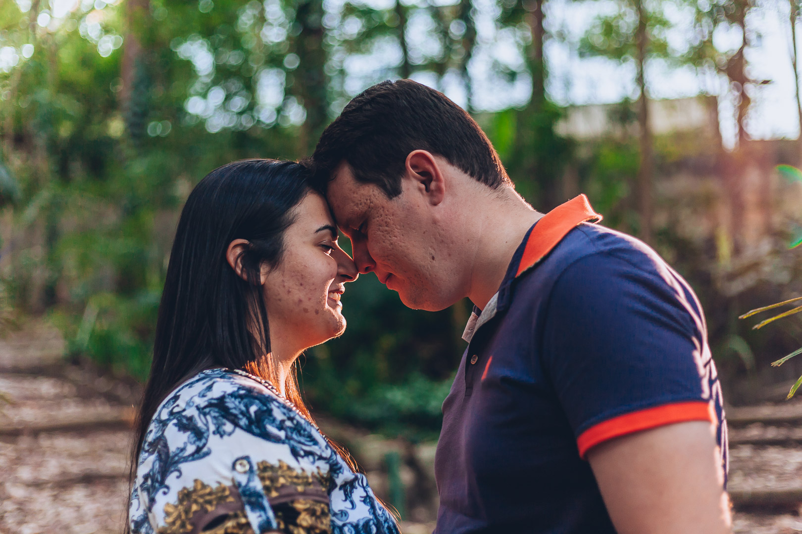 noivos se curtindo em parque em ensaio pré-wedding fotografado por Say Cheese Fotografia