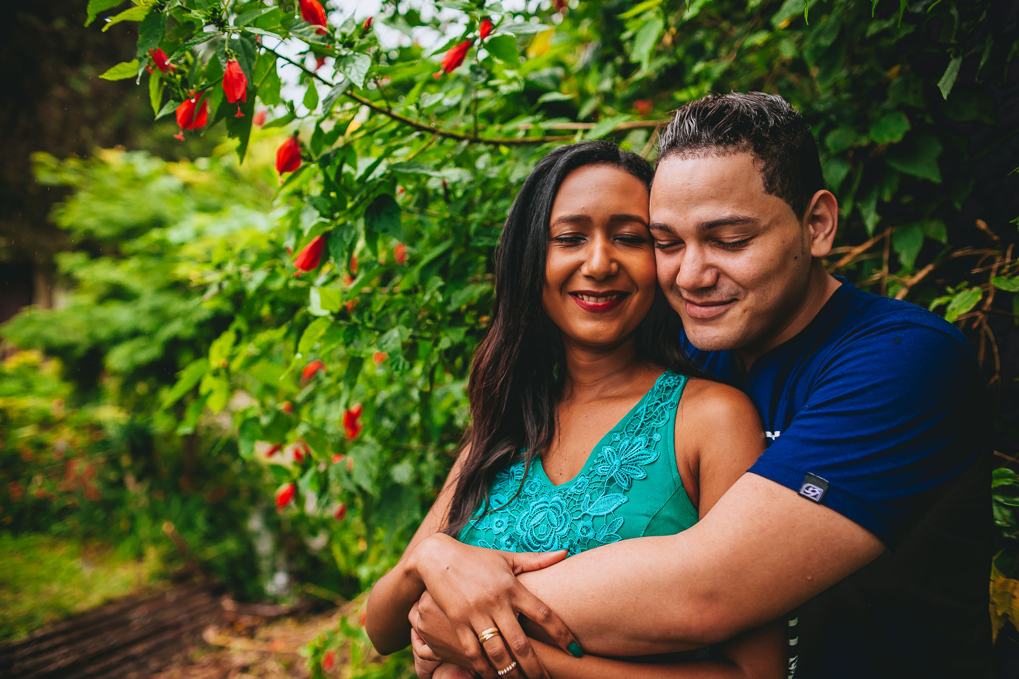 noivos abraçados em meio a natureza em ensaio pré wedding fotografado por Say Cheese Fotografia