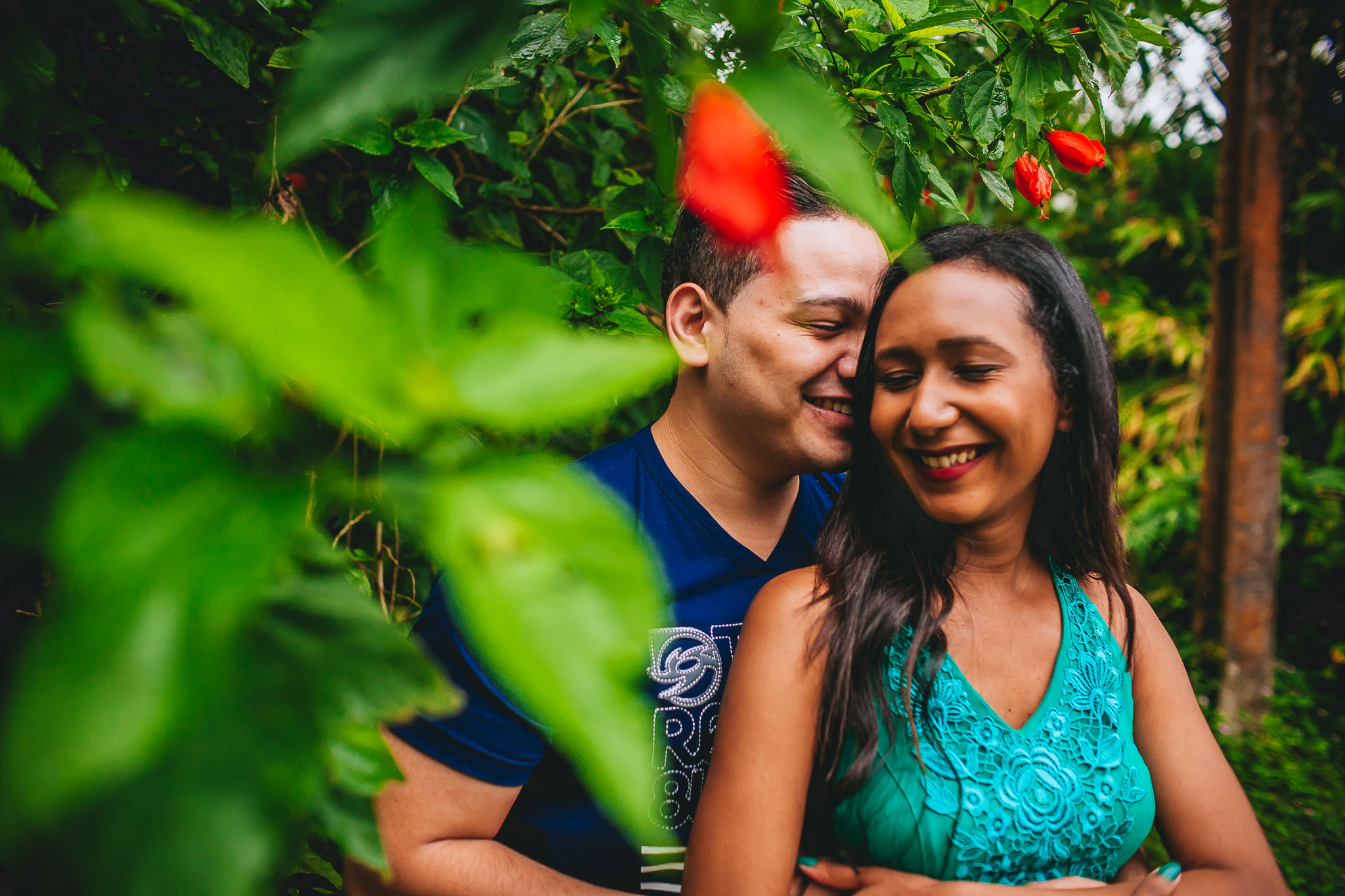 noivos abraçados em paisagem com flores em ensaio pré wedding fotografado por Say Cheese Fotografia