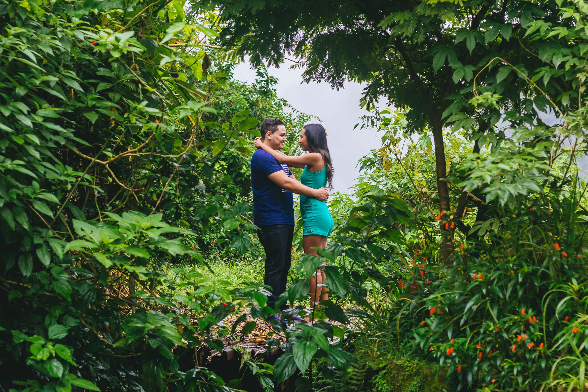 noivos abraçados na natureza em ensaio pré wedding fotografado por Say Cheese Fotografia