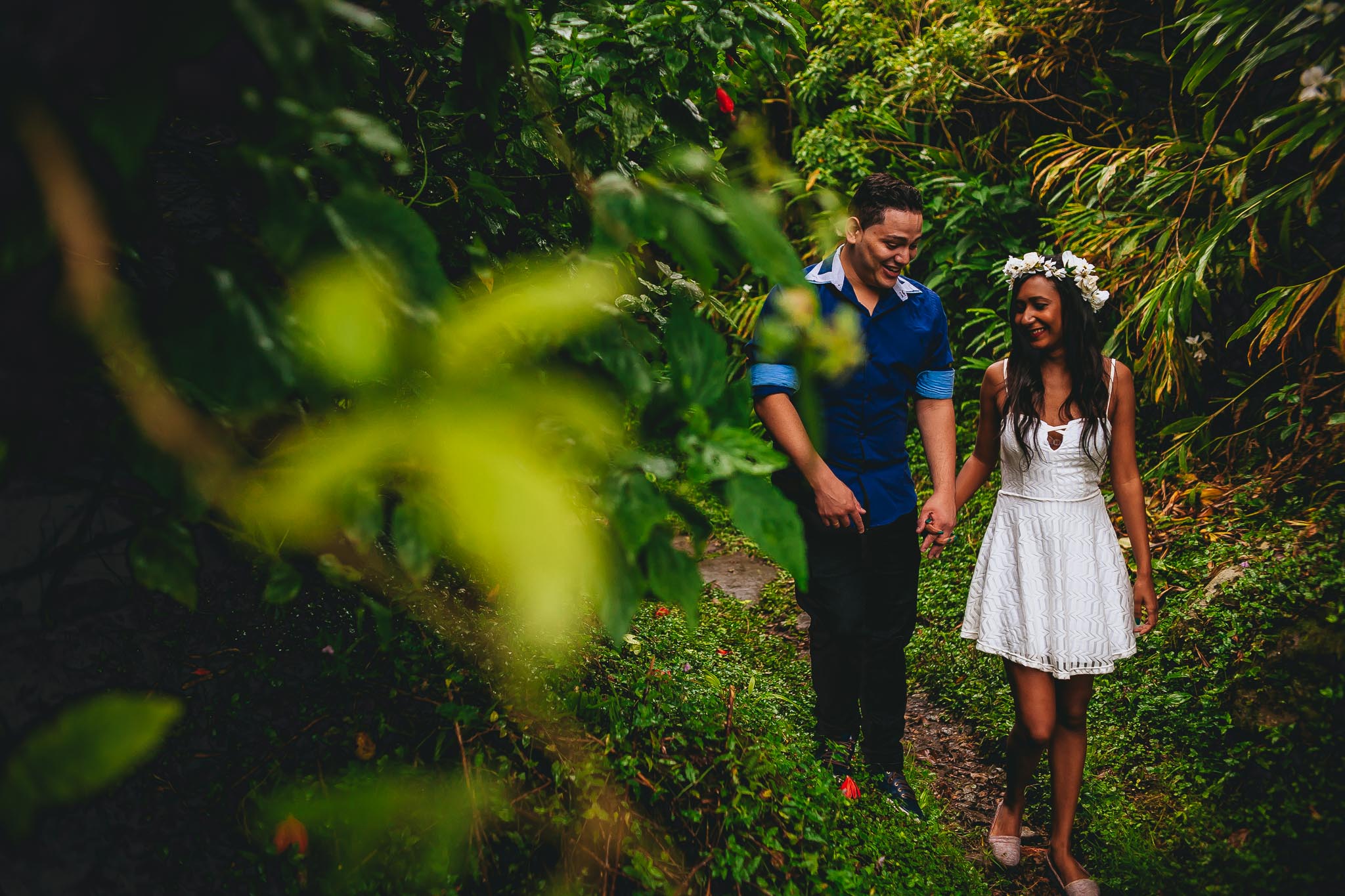 noiva conduzindo noivo na natureza em ensaio pré wedding fotografado por Say Cheese Fotografia