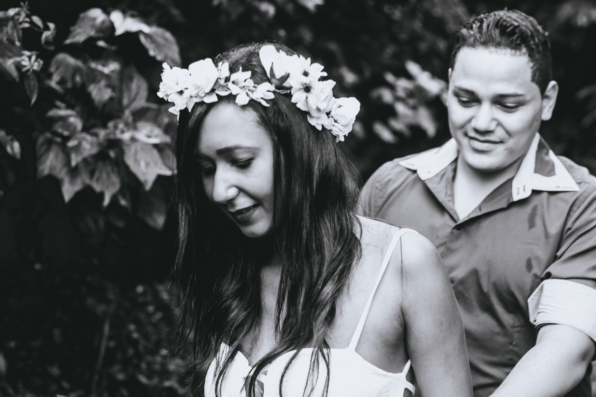 noiva com coroa de flores conduzindo noivo em ensaio pré wedding fotografado por Say Cheese Fotografia
