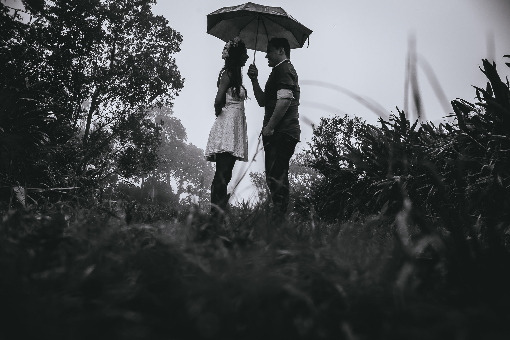 noivos com guarda chuva na garoa em ensaio pré wedding fotografado por Say Cheese Fotografia