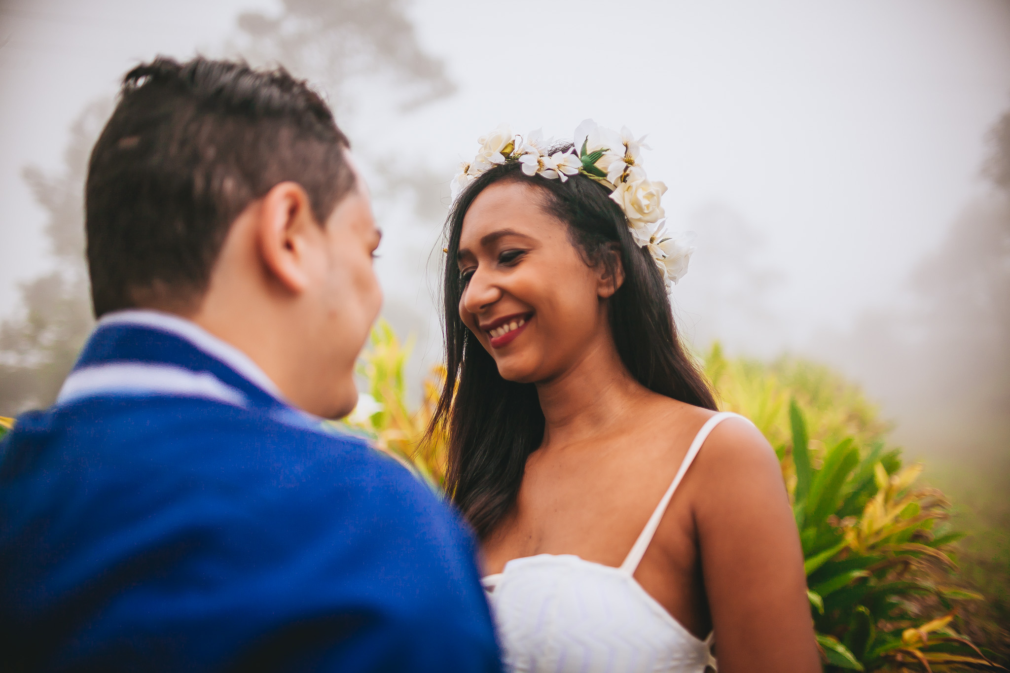 noivos trocando sorrisos durante neblina em paranapiacaba em ensaio pré wedding fotografado por Say Cheese Fotografia