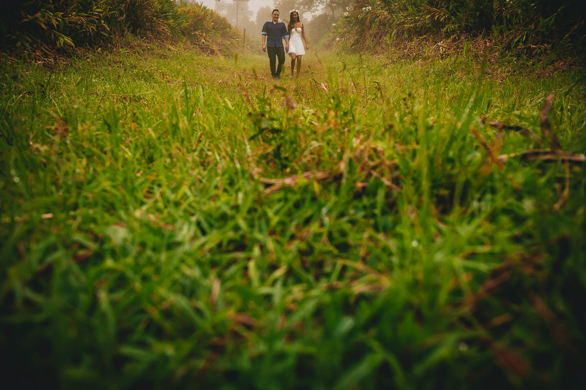 noivos caminhando em paisagem de paranapiacaba com neblina em ensaio pré wedding fotografado por Say Cheese Fotografia