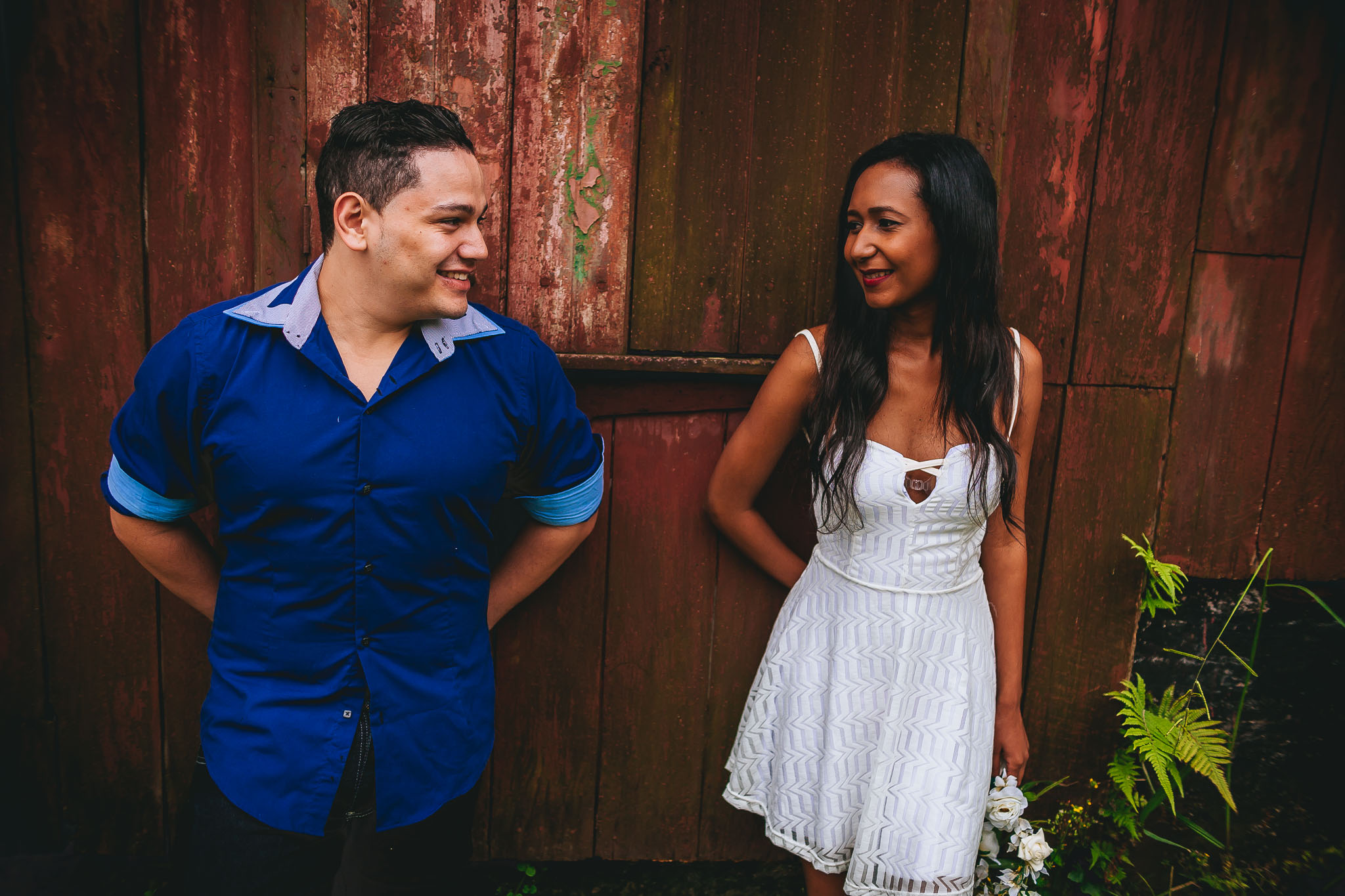 noivos se olhando em frente a construção de paranapiacaba em ensaio pré wedding fotografado por Say Cheese Fotografia