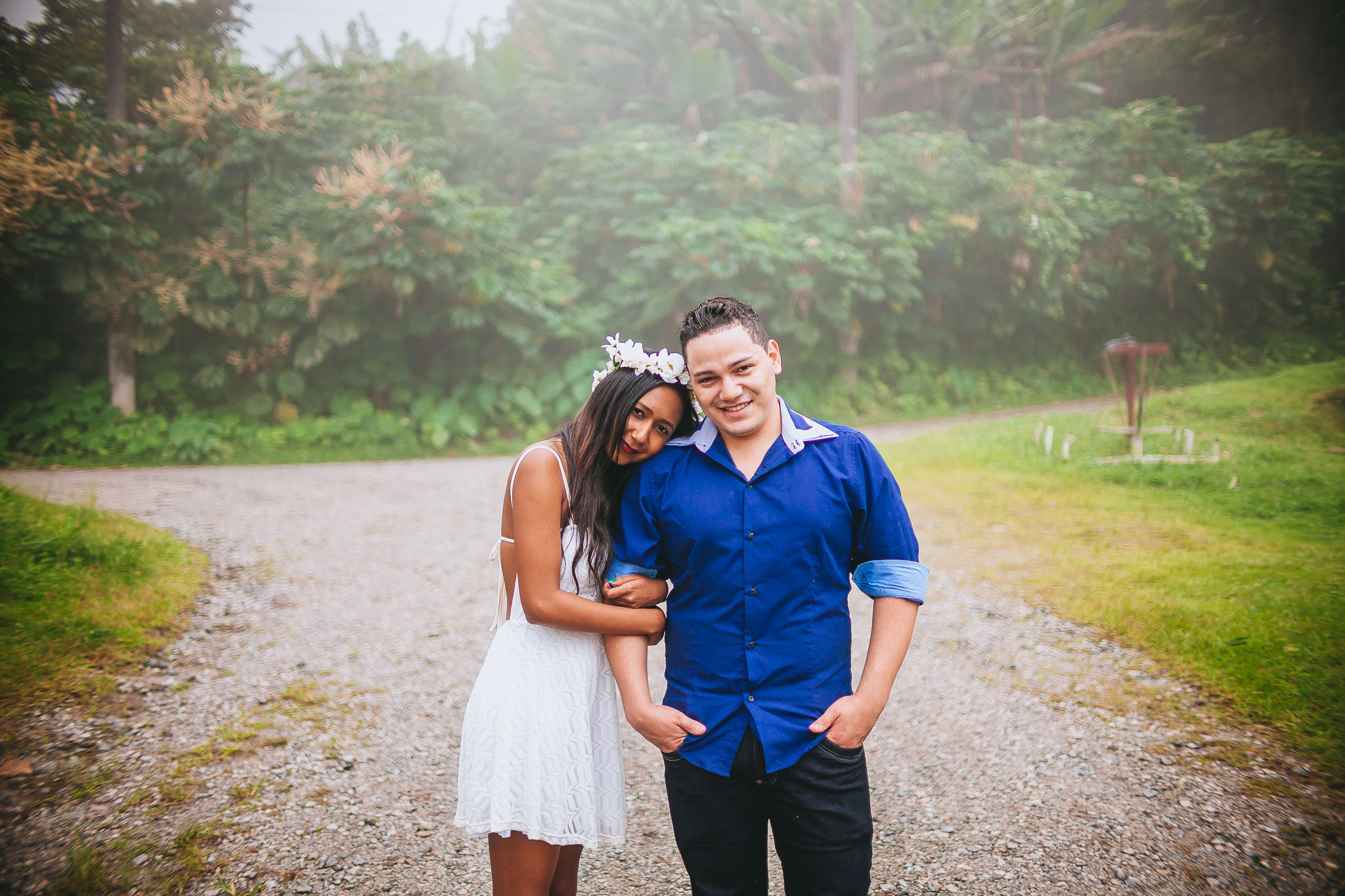 noivos abraçados em ruas de paranapiacaba com neblina em ensaio pré wedding fotografado por Say Cheese Fotografia